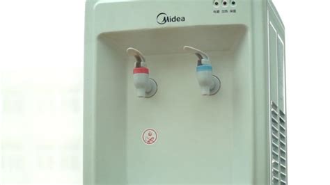飲水機(jī)漏水怎么回事(飲水機(jī)漏水怎么回事及如何解決)縮略圖