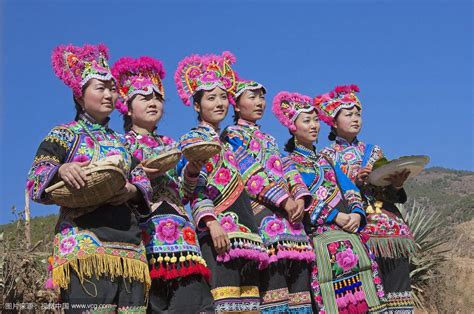 彝族服飾特點(diǎn)簡(jiǎn)介,彝族服飾特點(diǎn)簡(jiǎn)介及圖片縮略圖