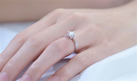 黃金手鐲戴左手好還是右手好女(黃金手鐲戴左手還是右手)縮略圖