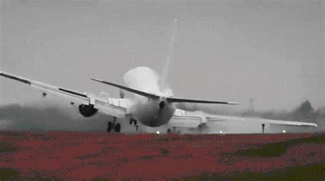 客機(jī)降落,客機(jī)降落視頻縮略圖