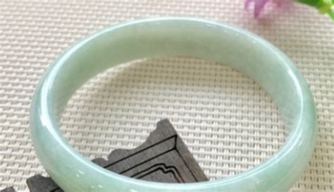 玉鐲子一般多少錢一個(gè),玉鐲子一般多少錢一個(gè)啊縮略圖