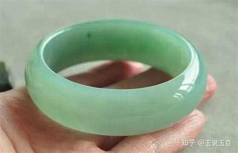 玉手鐲怎么保養(yǎng)才亮(玉鐲用什么清洗最亮凈)縮略圖