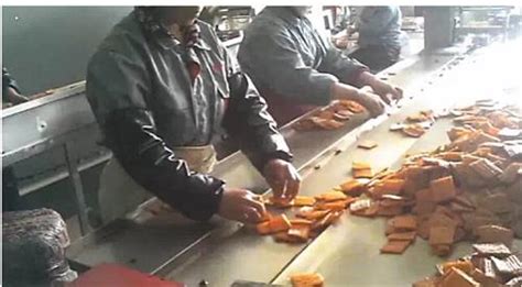 辣條制作過程惡心視頻(辣條制作過程惡心視頻腳踩)縮略圖