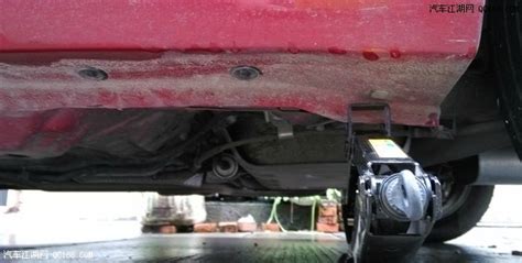 千斤頂頂哪里車(chē)的哪個(gè)部位(千斤頂頂哪里車(chē)的哪個(gè)部位圖片)縮略圖