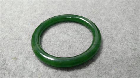 和田碧玉手鐲帶黑點一般購買價格,和田碧玉帶黑點好不好縮略圖