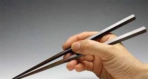 筷子上放一個(gè)打火機(jī)什么意思(杯子上放筷子上放一個(gè)打火機(jī)什么意思)縮略圖