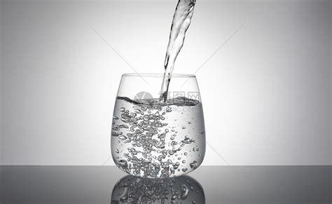 玻璃杯可以裝開水嗎(玻璃杯可以一直裝開水嗎)縮略圖