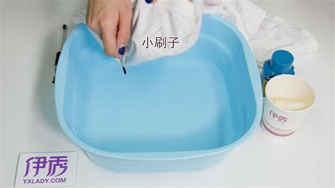 美術(shù)顏料弄在衣服上怎么洗掉,衣服弄上美術(shù)顏料怎么能洗掉呢縮略圖
