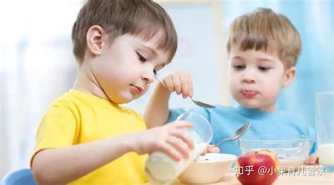 水牛奶和純牛奶哪個更適合小孩子喝,牛奶和奶粉哪個有營養哪個更好縮略圖