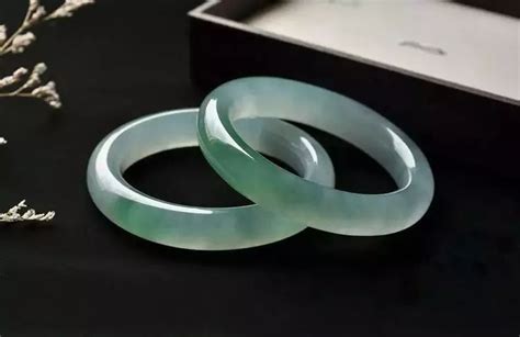 玉手鐲哪里可以買到真的(真玉鐲一般什么價(jià)位)縮略圖