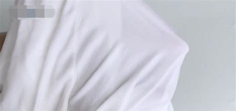 漂白劑把白衣服漂紅了怎么辦(白衣服發(fā)黃洗白簡單有效方法)縮略圖