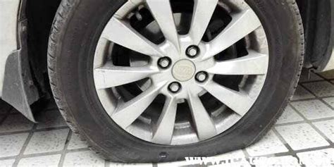 車輪胎爆了怎么處理,車輪胎在路上爆了怎么辦縮略圖
