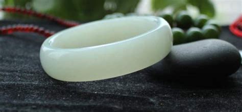 玉鐲子怎么保養更透亮,玉鐲怎么保養才能變得透亮縮略圖