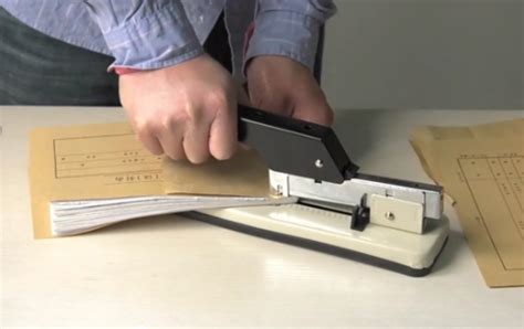 裝訂機怎么用(手動裝訂機怎么用)縮略圖