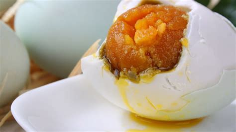 咸鴨蛋的腌制方法(咸鴨蛋的腌制方法出油)縮略圖