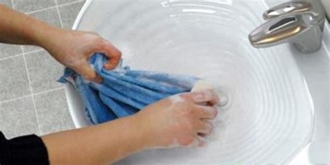 起泡膠弄到衣服上怎么快速清除,起泡膠弄到毛衣上怎么快速清除縮略圖