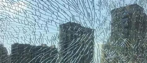 鋼化玻璃爆裂怎么處理,鋼化玻璃爆裂怎么處理還沒掉落呢縮略圖