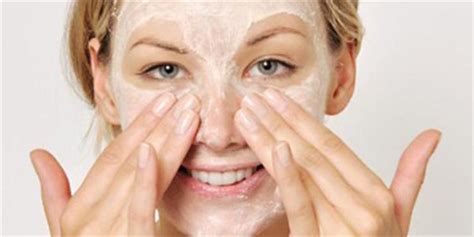 卸妝(卸妝油和卸妝水哪個好用對皮膚好)縮略圖