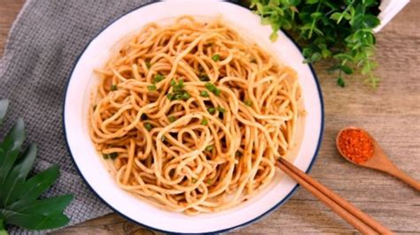 拌面怎么做簡單又好吃(拌面怎么做簡單又好吃視頻教程)縮略圖